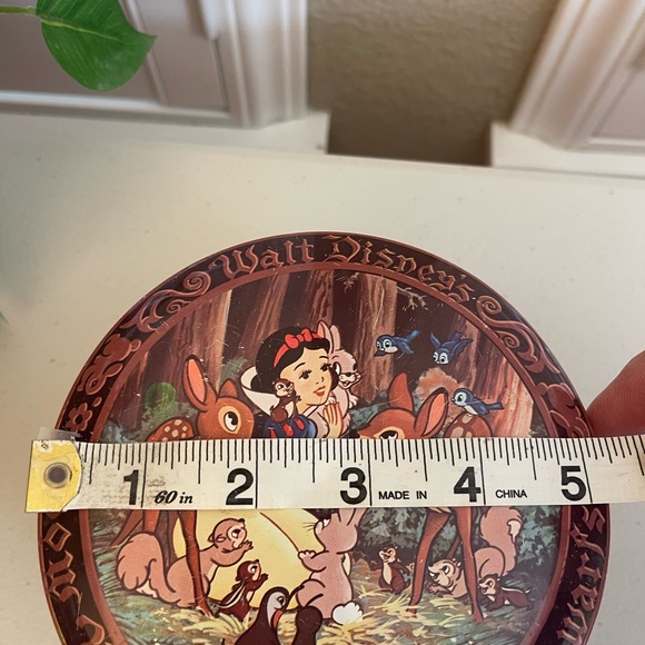 Vintage Walt Disney Snow White & The Seven Dwarfs Candy Tin - Picture 15 of 15